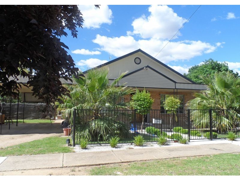 7 Charleville Road, Turvey Park NSW 2650