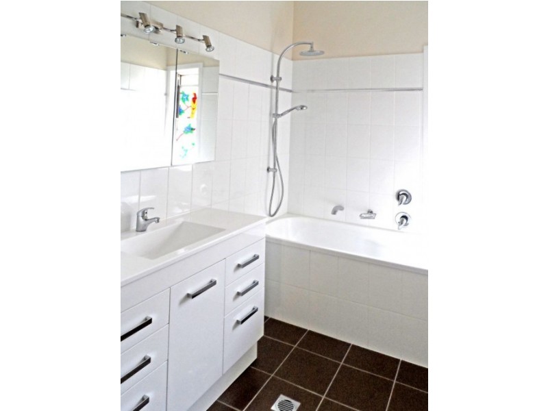 7 Charleville Road, Turvey Park NSW 2650