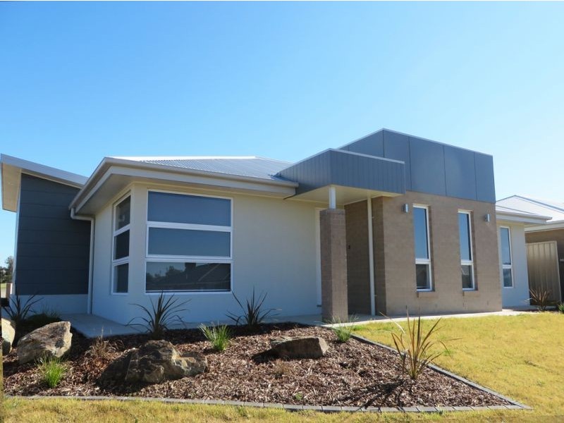 27 Bradman Drive, Boorooma NSW 2650
