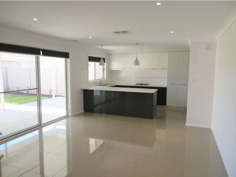 27 Bradman Drive, Boorooma NSW 2650