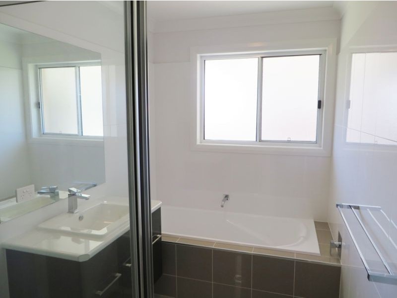 27 Bradman Drive, Boorooma NSW 2650