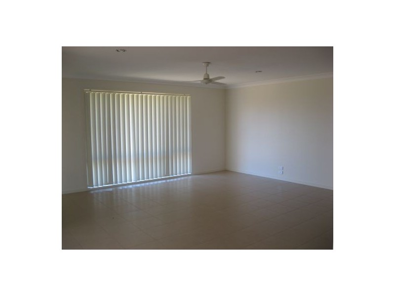 17 GOLDEN GROVE COURT, Eli Waters QLD 4655