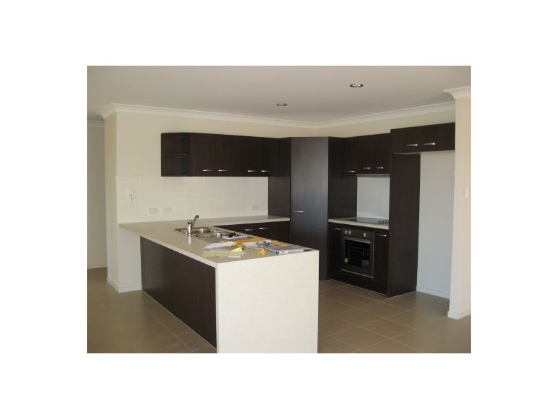 17 GOLDEN GROVE COURT, Eli Waters QLD 4655