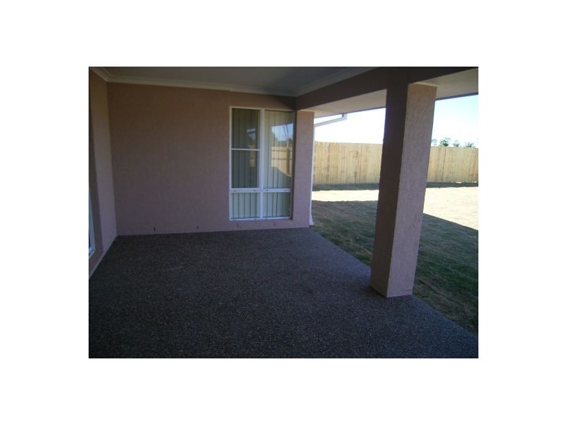 18 GOLDEN GROVE COURT, Eli Waters QLD 4655