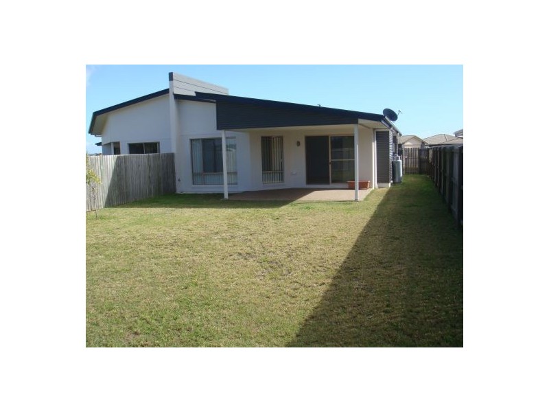 1/9 Golden Grove Ct, Eli Waters QLD 4655