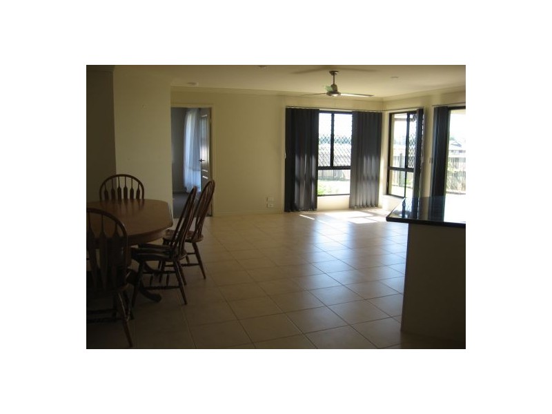 42 LANCASTER CCT, Urraween QLD 4655
