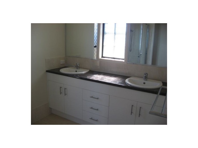 42 LANCASTER CCT, Urraween QLD 4655