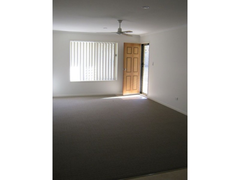 2/7 TOPAZ CCT, Urangan QLD 4655