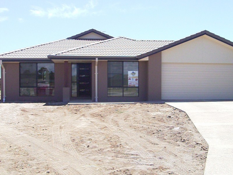 10 GOLDEN GROVE COURT, Eli Waters QLD 4655