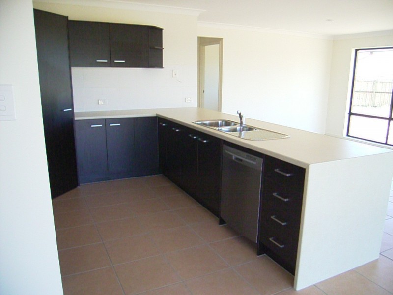 10 GOLDEN GROVE COURT, Eli Waters QLD 4655