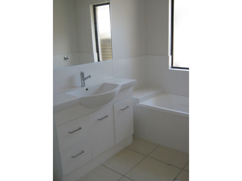 1/5 GOLDEN GROVE COURT, Eli Waters QLD 4655