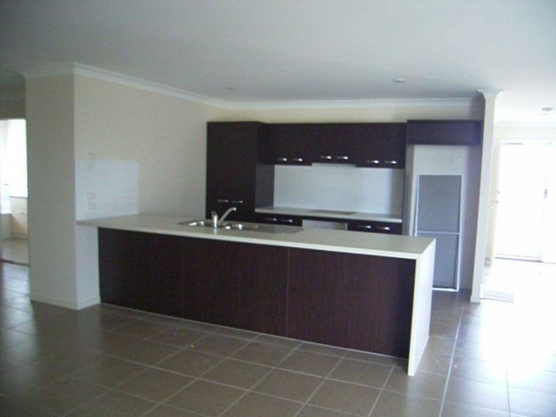 19 GOLDEN GROVE COURT, Eli Waters QLD 4655