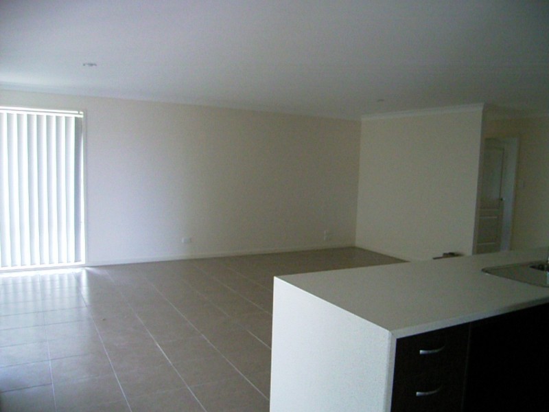 19 GOLDEN GROVE COURT, Eli Waters QLD 4655