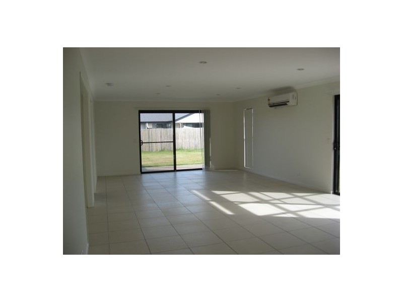 4 GOLDEN GROVE COURT, Eli Waters QLD 4655