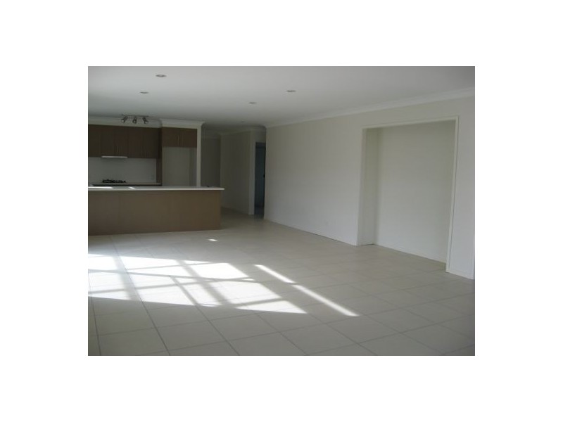 4 GOLDEN GROVE COURT, Eli Waters QLD 4655