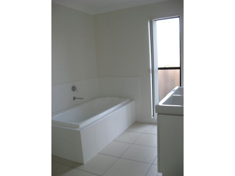 4 GOLDEN GROVE COURT, Eli Waters QLD 4655