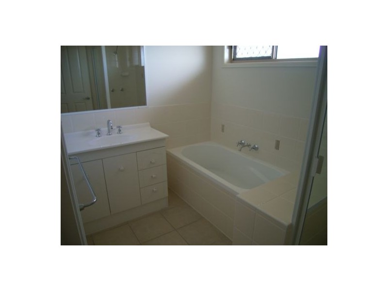 11 KINGSTON COURT, Point Vernon QLD 4655