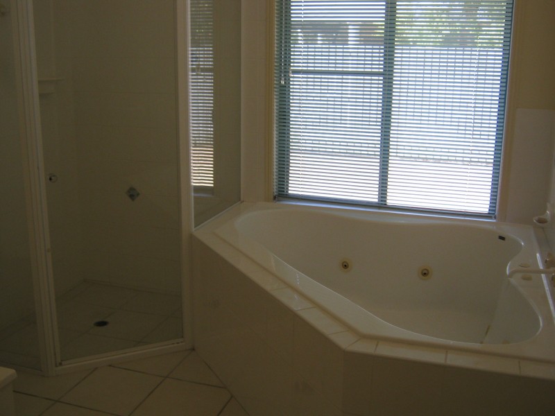 1 AIMEE DRIVE, Urangan QLD 4655