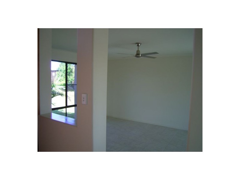 1/2 Barnstaple Street, Torquay QLD 4655