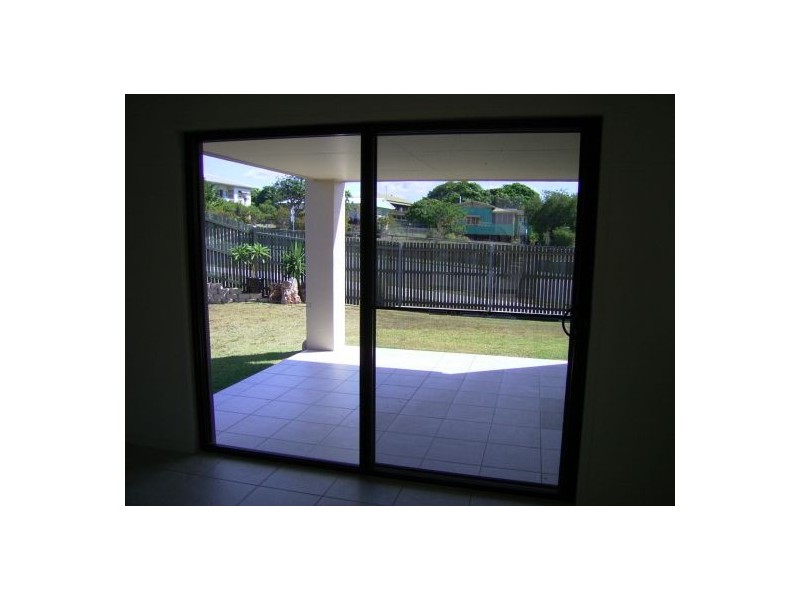 1/2 Barnstaple Street, Torquay QLD 4655