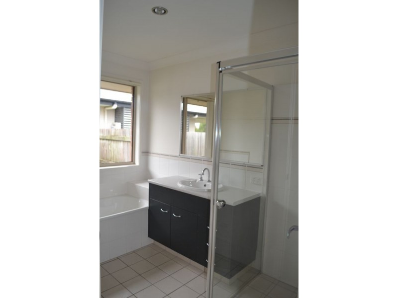 11 GOLDEN GROVE COURT, Eli Waters QLD 4655