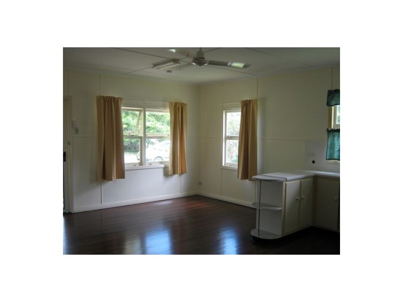 8 Crown Street, Torquay QLD 4655