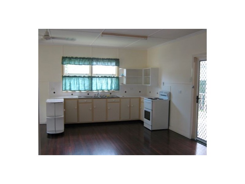 8 Crown Street, Torquay QLD 4655