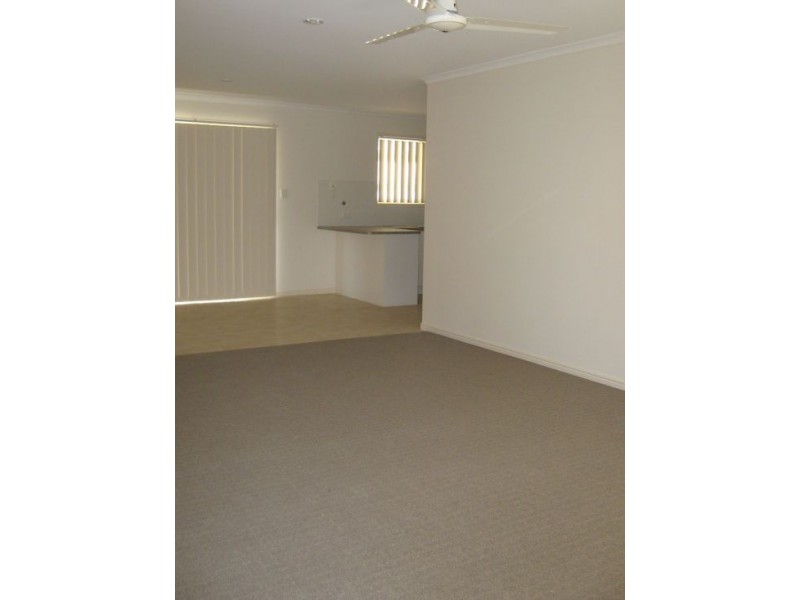 Unit 1 7 Topaz Circuit, Urangan QLD 4655