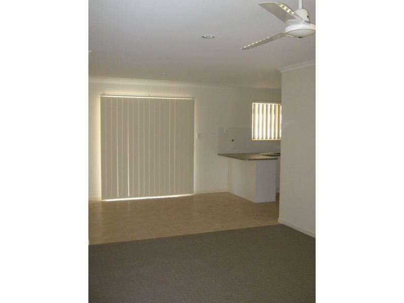 Unit 2 7 Topaz Circuit, Urangan QLD 4655