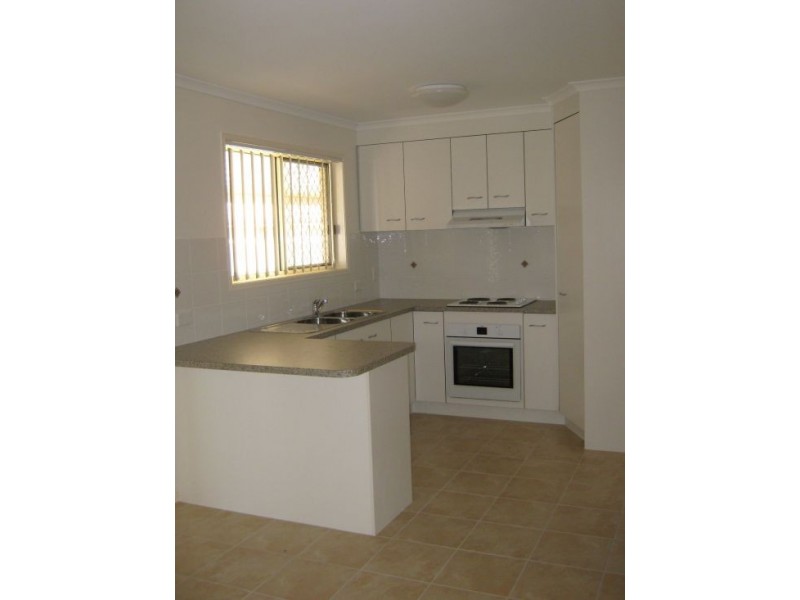 Unit 2 7 Topaz Circuit, Urangan QLD 4655