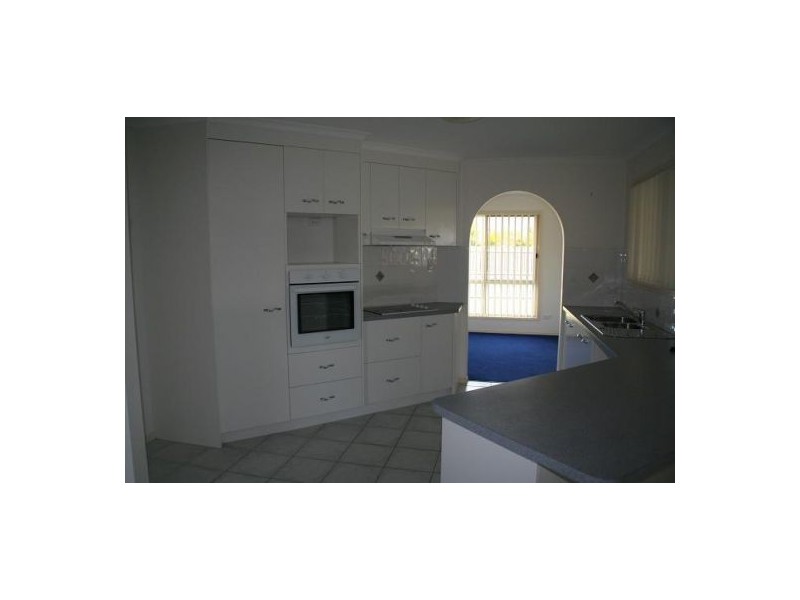 6 Arwon Cl, Point Vernon QLD 4655