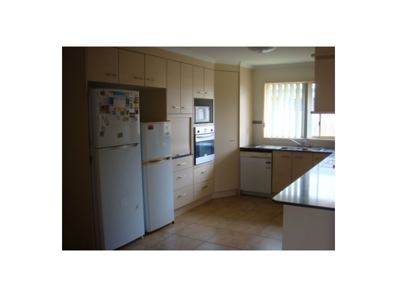 14 Topaz Circuit, Urangan QLD 4655