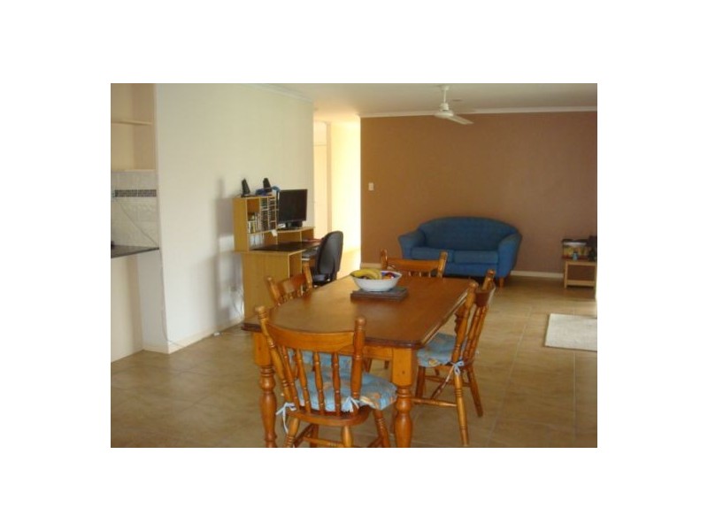14 Topaz Circuit, Urangan QLD 4655