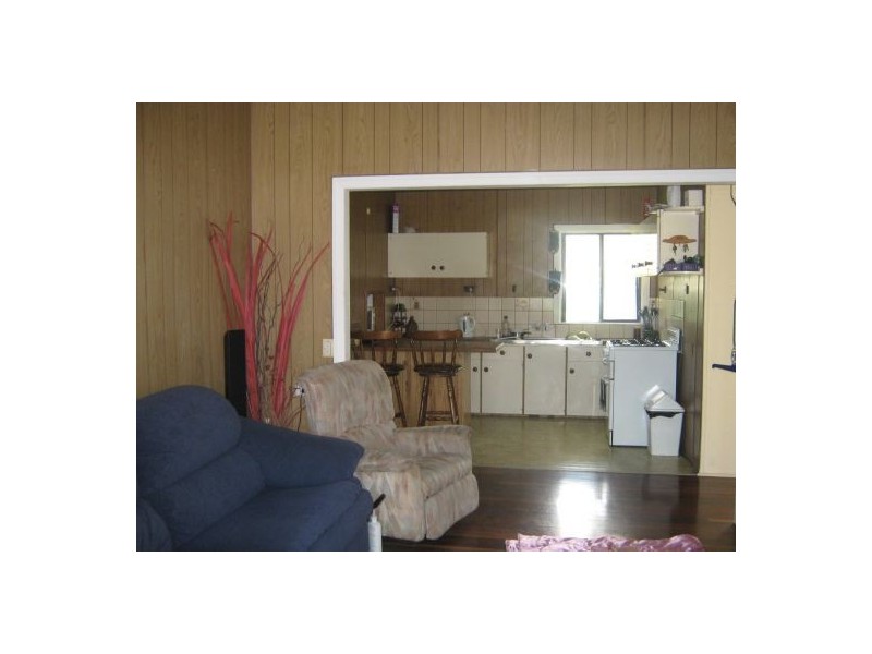 18 Arthur, Urangan QLD 4655