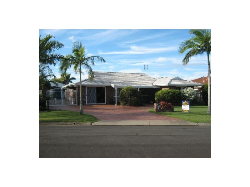 8 Brampton, Kawungan QLD 4655