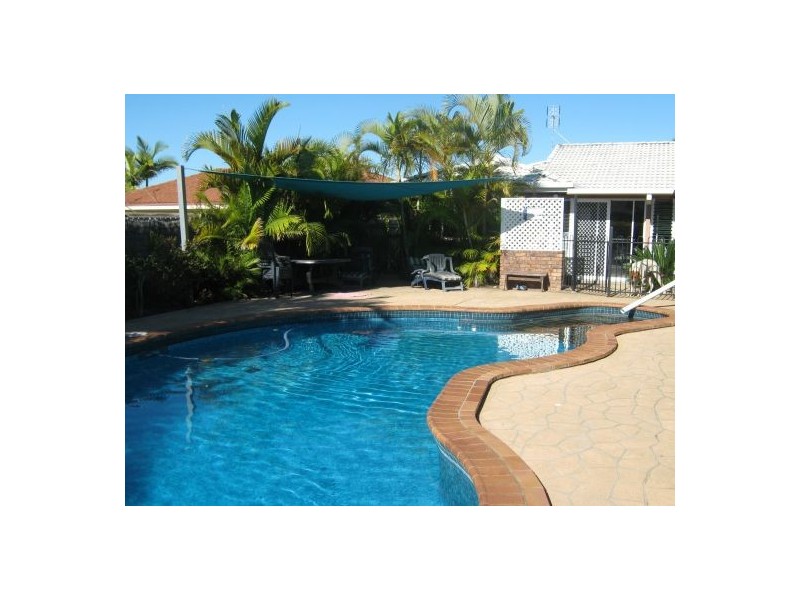 8 Brampton, Kawungan QLD 4655