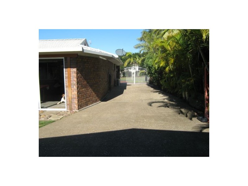 8 Brampton, Kawungan QLD 4655