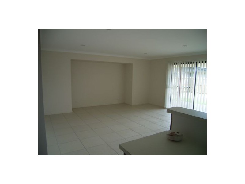 2/12 Endeavour Way, Eli Waters QLD 4655