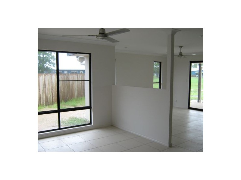 2/5 Golden Grove Court, Eli Waters QLD 4655