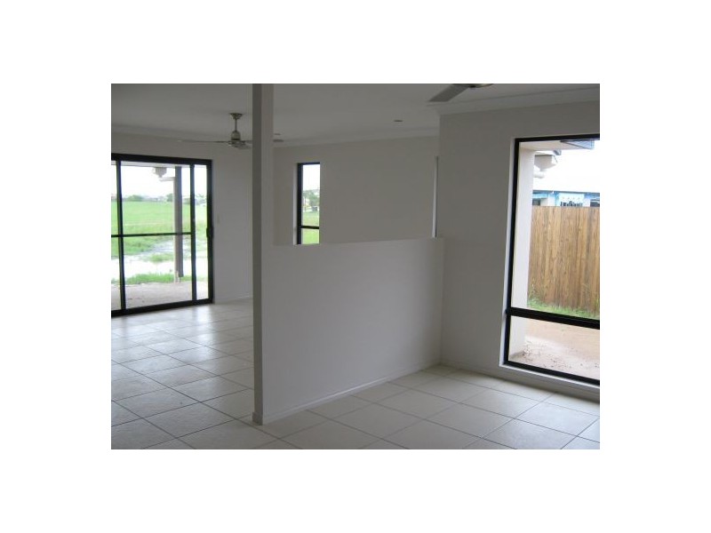 2/5 Golden Grove Court, Eli Waters QLD 4655