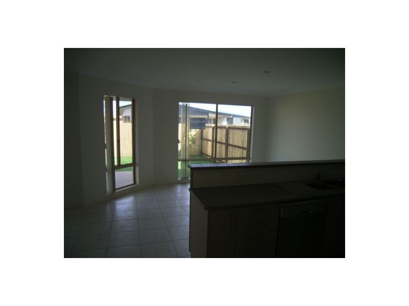1/6 Golden Grove Court, Eli Waters QLD 4655