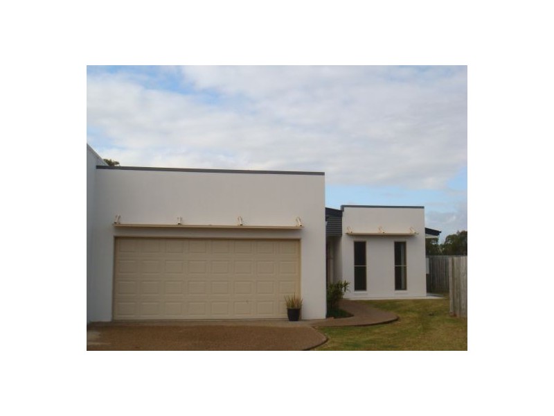 2/9 Golden Grove Ct, Eli Waters QLD 4655