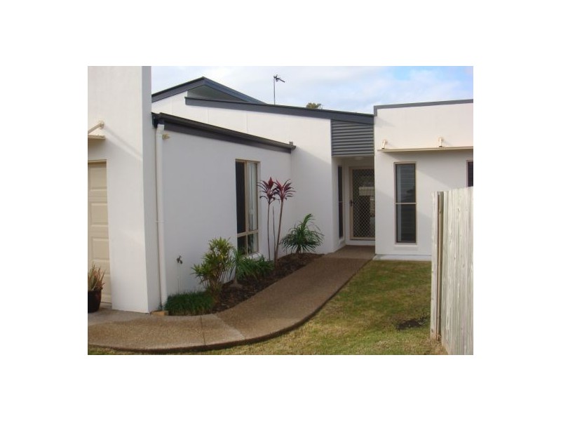 2/9 Golden Grove Ct, Eli Waters QLD 4655