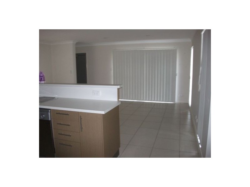 2/9 Golden Grove Ct, Eli Waters QLD 4655