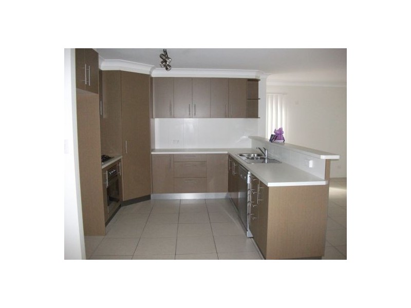 2/9 Golden Grove Ct, Eli Waters QLD 4655