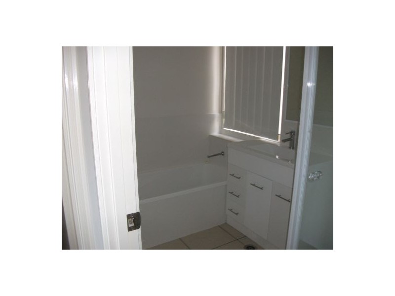 2/9 Golden Grove Ct, Eli Waters QLD 4655