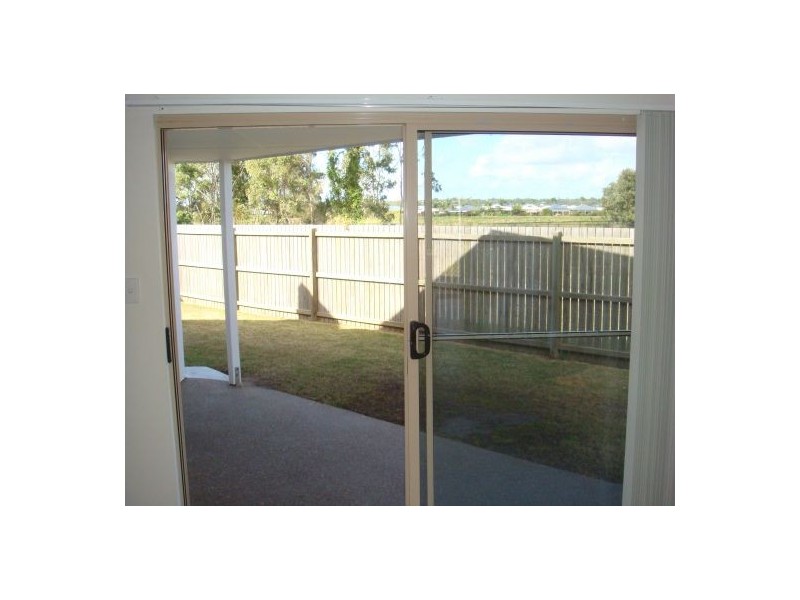 2/9 Golden Grove Ct, Eli Waters QLD 4655