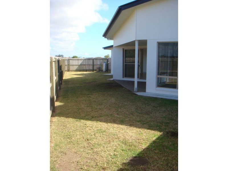 2/9 Golden Grove Ct, Eli Waters QLD 4655