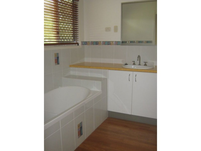 20 Foreshore Drive, Urangan QLD 4655