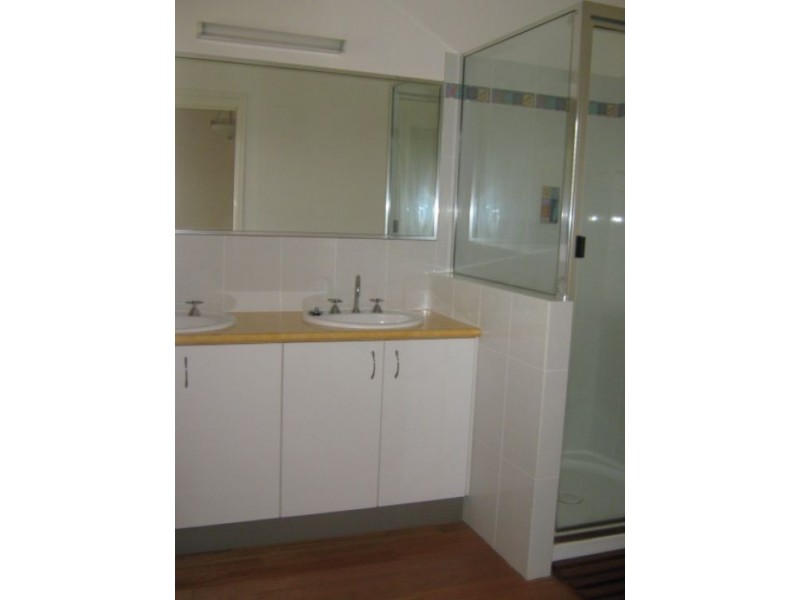 20 Foreshore Drive, Urangan QLD 4655